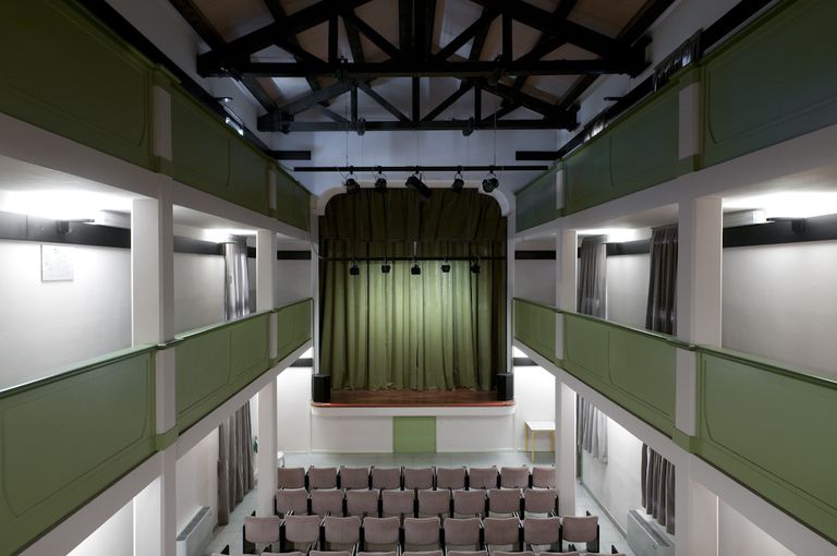 Goro, Teatro Comunale R. Ricci, il palcoscenico visto dalla galleria (Foto Andrea Scardova, IBC), 2014